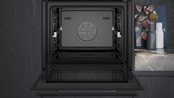 Direkter Blick in den Garraum des Siemens HS938GDM1 bei geöffneter Tür. Sichtbar sind die hochwertige Emaillierung, das 4D-Heißluft-Lüfterrad an der Rückwand und die seitlichen Einhängegestelle für Backbleche.