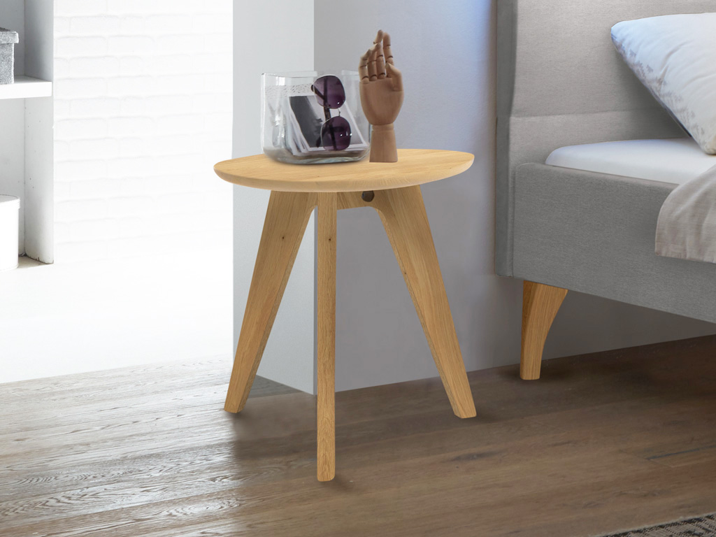 Hasena - Circo Nachttisch (Beistelltisch) |  ø 45 cm | alle Ausführungen konfigurierbar brauner runder Beistelltisch auf drei Beinen an einem Bett in einem modernen zimmer stilvoll dekoriert Circo von Hasena