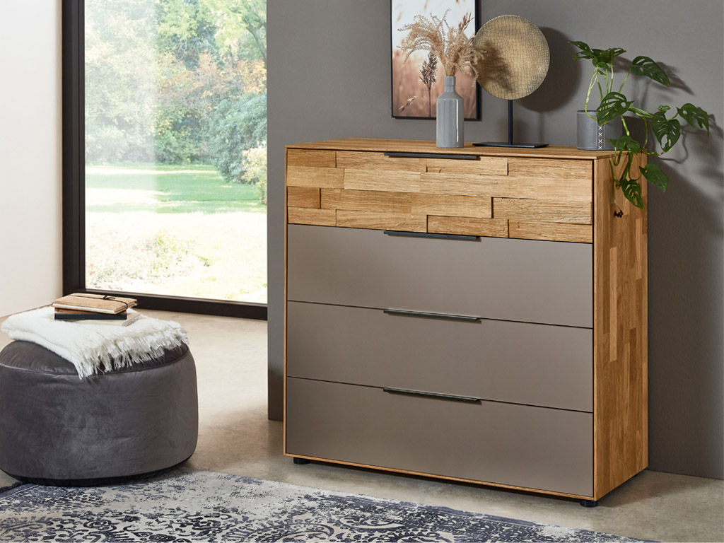 Wöstmann WSM 2800 - Kommode, 4 Schubkästen (3092) | Wildeiche massiv | Spaltholzakzent | konfigurierbar Kommode Wildeiche massiv mit Spaltholz und Bronzeakzent WSM 2800 Wöstmann