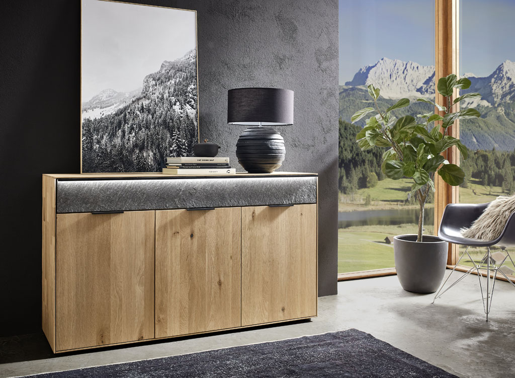 braune moderne Holzkommode mit graumeliertere Schublade stilvoll dekoriert in eine modernen Raum