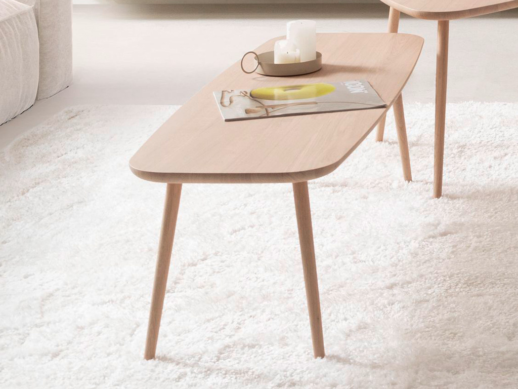 Sudbrock Mellini - Couchtisch rechteckig 125 x 45 cm | Massivholz oder Lackausführung | Höhe 39 oder 49 cm Heller Holz-Couchtisch mit Dekoration auf einem weißen Teppich