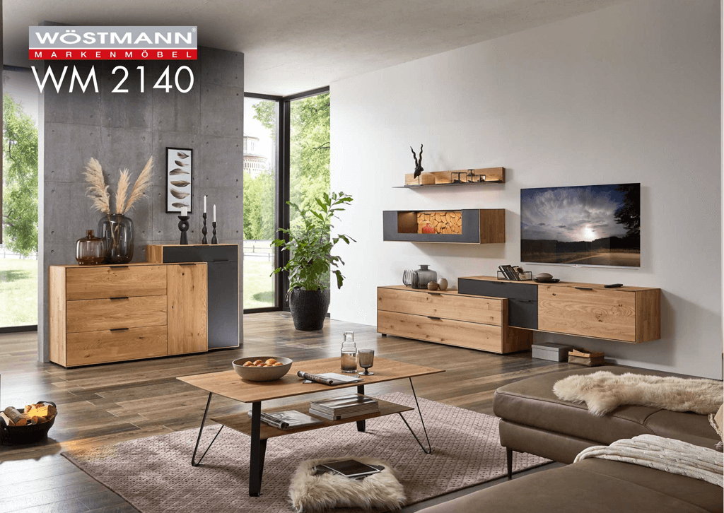 Wohnwand aus Massivholz mit dunkelgrauen Fronten 