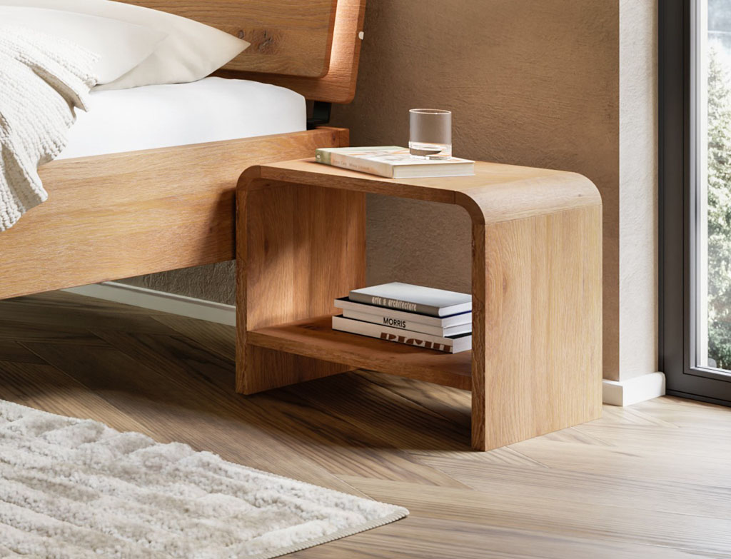KI-generiertes Bild: Moderner Holznachttisch dekoriert mit Büchern und Glas neben einem Bett im Schlafzimmer