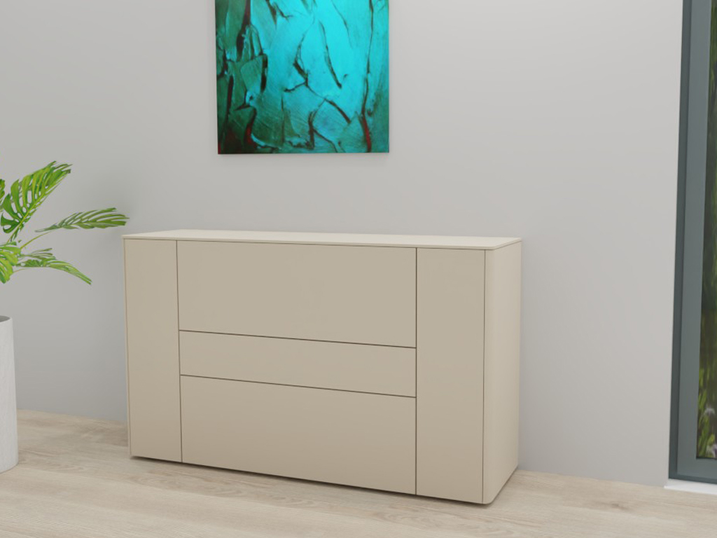 Sudbrock Goya - Sideboard | 3 Schubladen, 2 Türen | B: 155,2 cm | Lack kaschmir Helle beige Kommode vor neutraler Wand mit abstraktem Kunstwerk und Pflanze