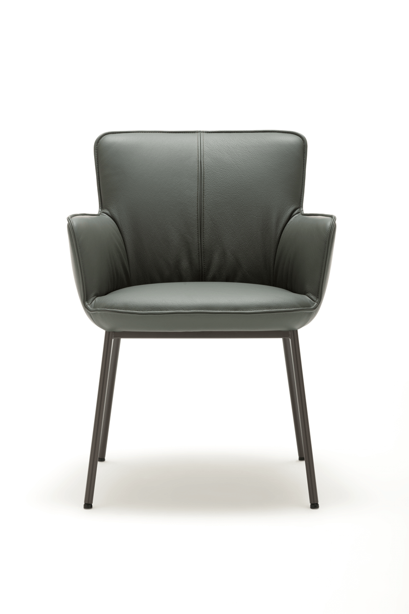 Vorderansicht eines modernen Ledersessels mit dunkelgrünem Lederbezug und schlanken Metallbeinen