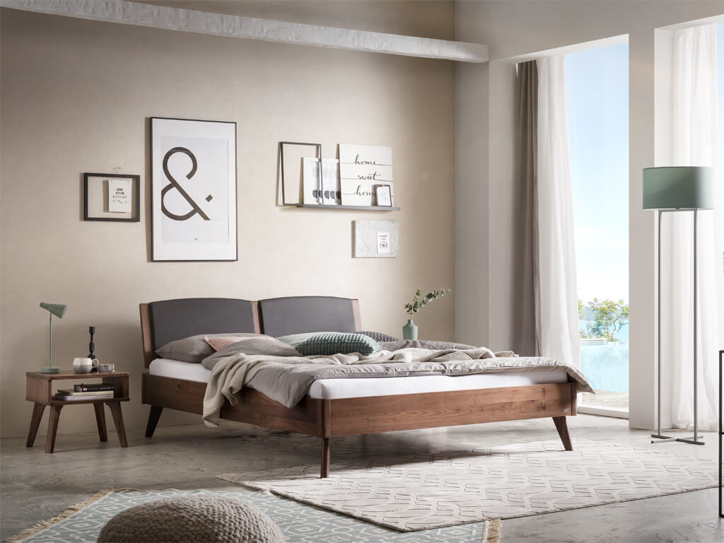 Hasena -  Lounge Bett Mareto | Holzkopfteil gepolstert Comfy | Holzfuß Masino | versch. Größen & Farben konfigurierbar Schlafzimmer mit Holzbett mit Polster Kopfteil und passendem Nachttisch aus Holz