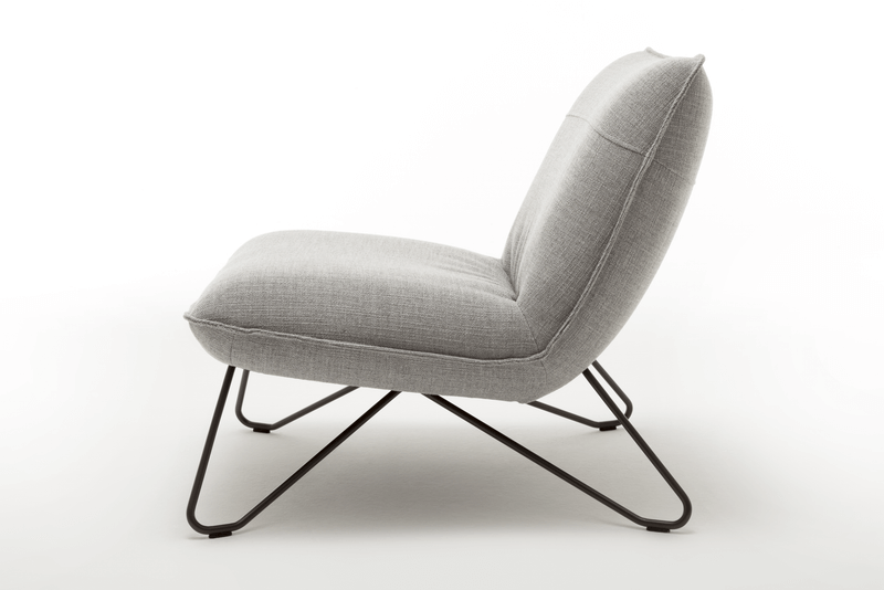 Seitenansicht eines modernen grauen Stuhls mit elegantem Metallgestell auf weißem Hintergrund