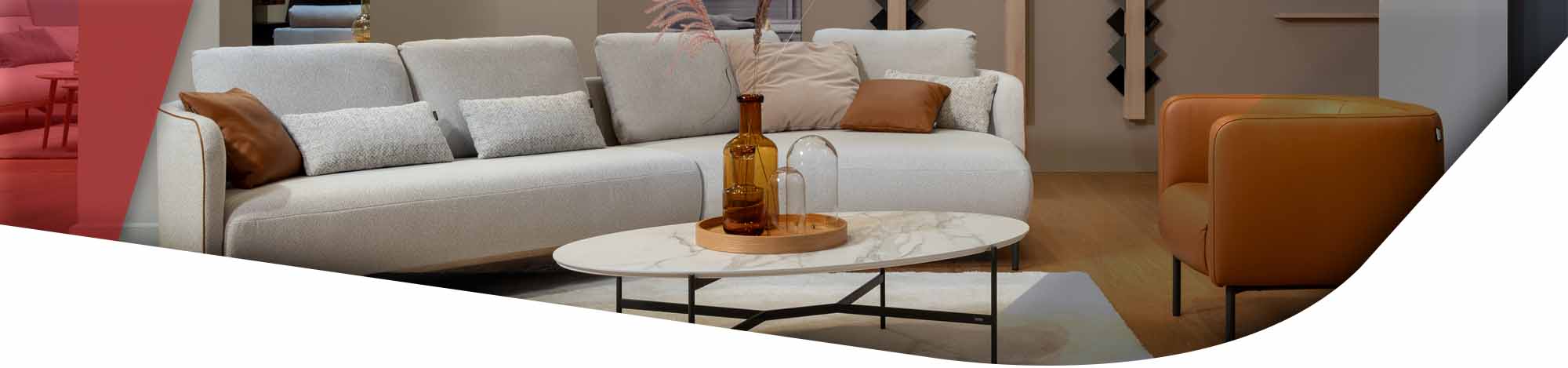 Wohnlandschaft mit heller Couch und braun orangenem Polstersessel