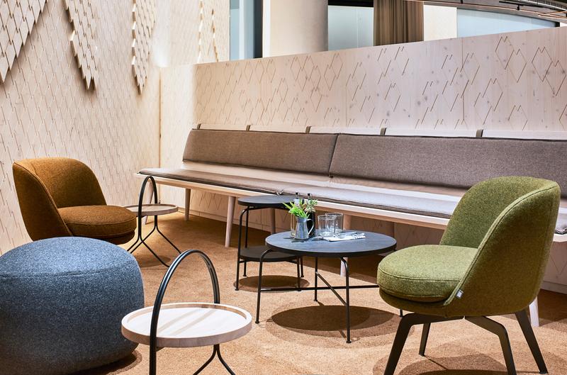 Gemütliche Lounge mit Sitzgelegenheiten und Tisch in modernem Design