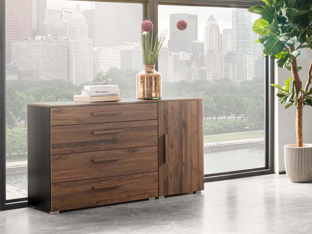 graue kommode mit vier schubladen und einer tür front und obere seite braun stilvoll dekoriert in einem modernen zimmer totrino von hasena