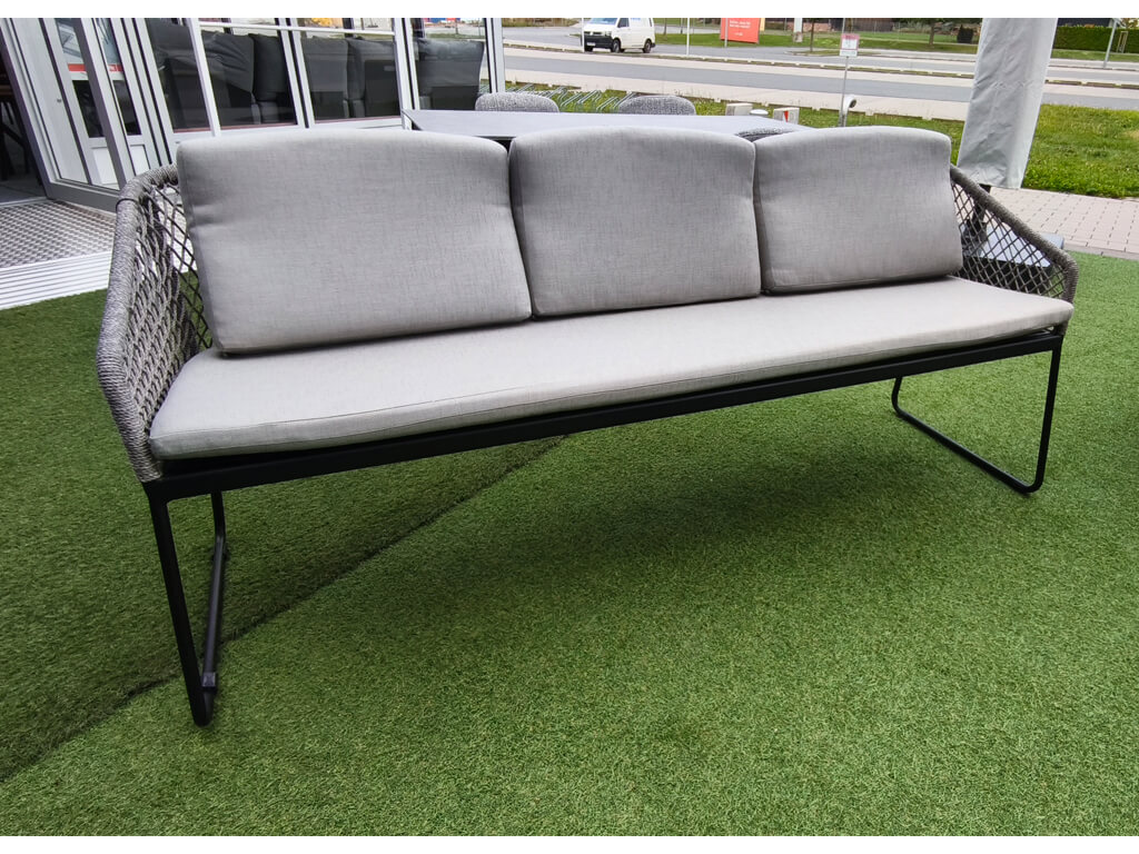 Graue Gartenbank mit geflochtener Rückenlehne, gepolstertem Sitz und schwarzem Metallgestell.