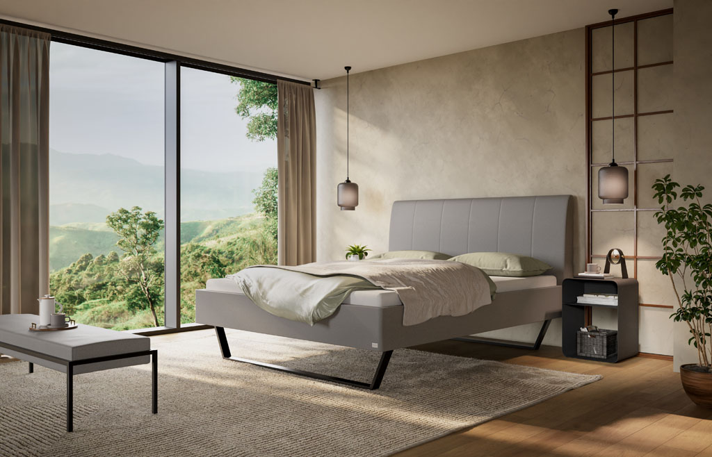 Eingerichtetes modernes Schlafzimmer mit raumhohem Fenster, grauem Polsterbett mit schwarzem Kufengestell und passenden Möbeln (KI-generiert)