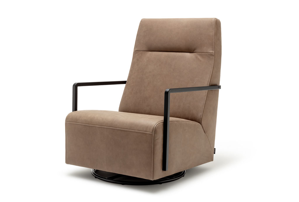 brauner Polstersessel mit schwarzen Metallarmlehnen in eckiger Form vor weißem Hintergrund