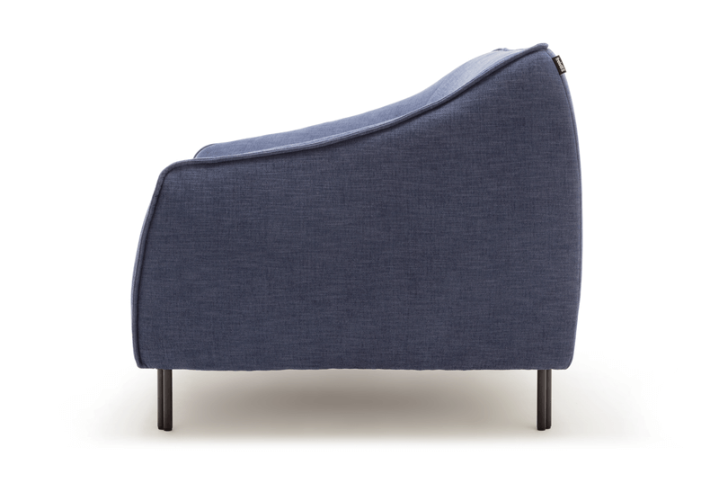 Seitliche Ansicht eines modernen blauen Polstersessels mit schlanken Metallbeinen auf weißem Hintergrund