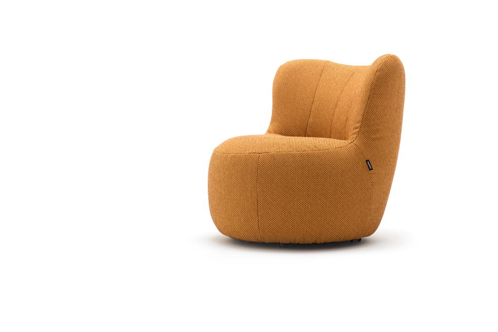 designersessel in orange vor weißem hintergrund