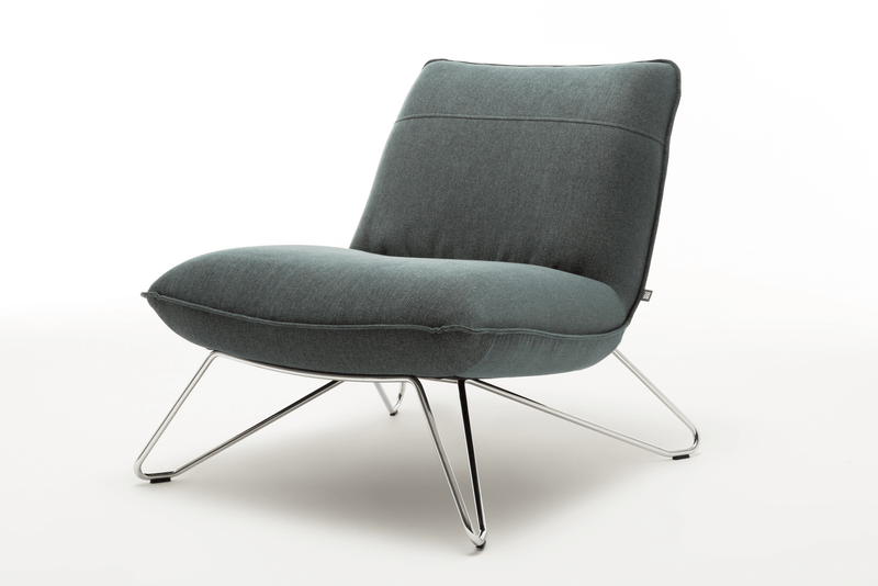 Grauer Sessel mit Metallgestell, modernes Design