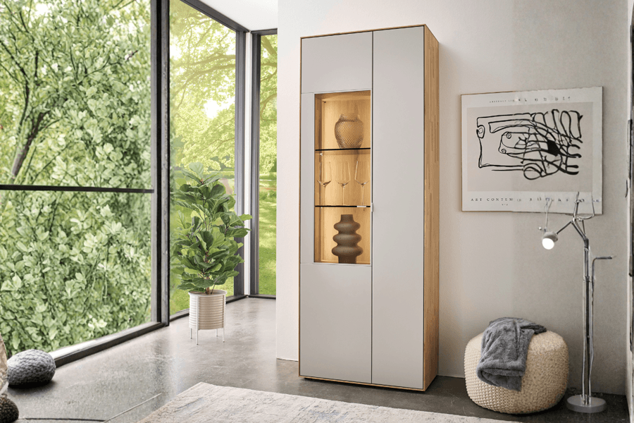 Hoher Zeilenschrank mit Vitrinenfach. Front in Farbe Perla.