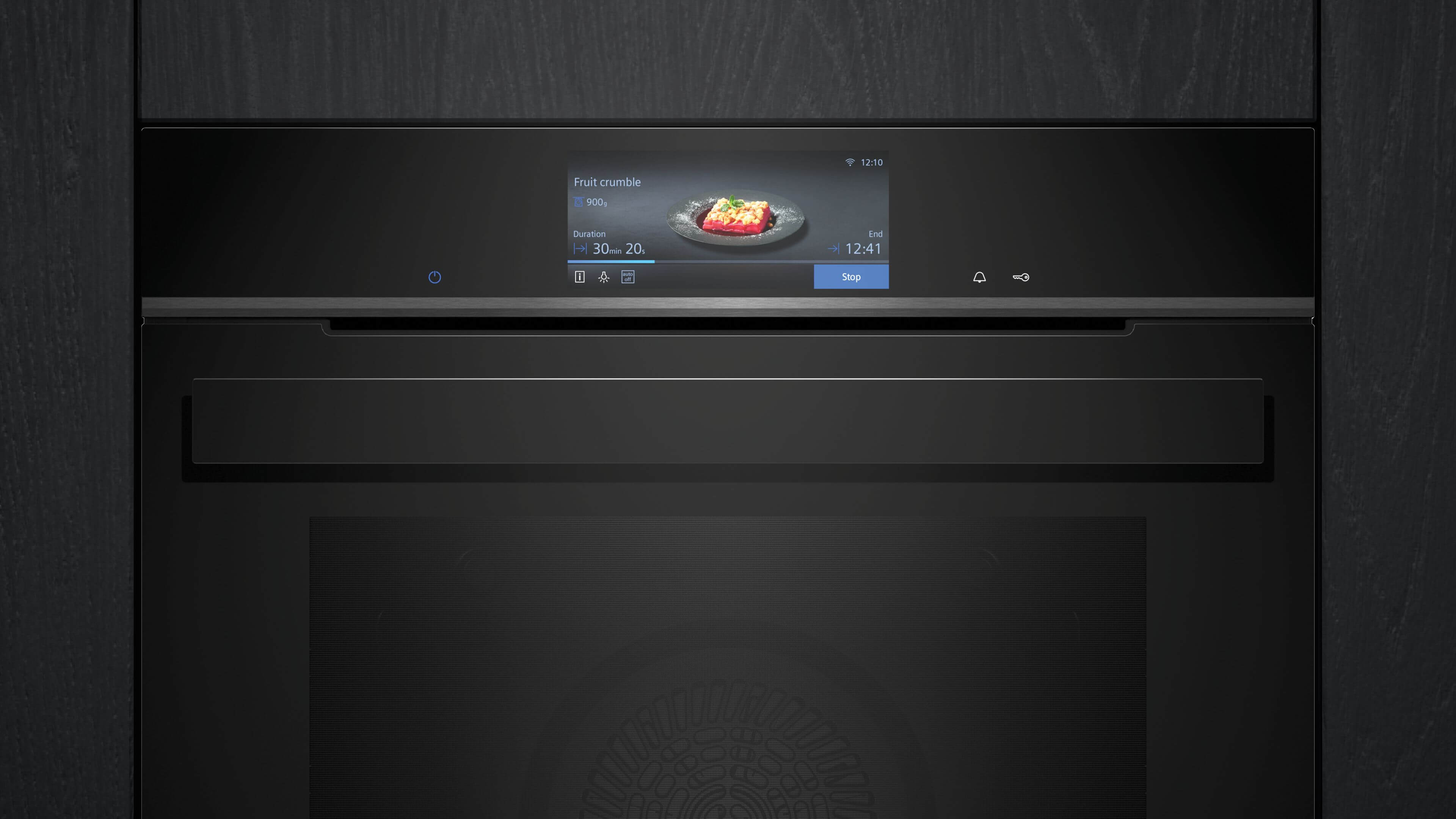 Nahaufnahme der Bedienblende des Siemens studioLine Backofens mit aktivem Touch-Display und Rezeptanzeige.