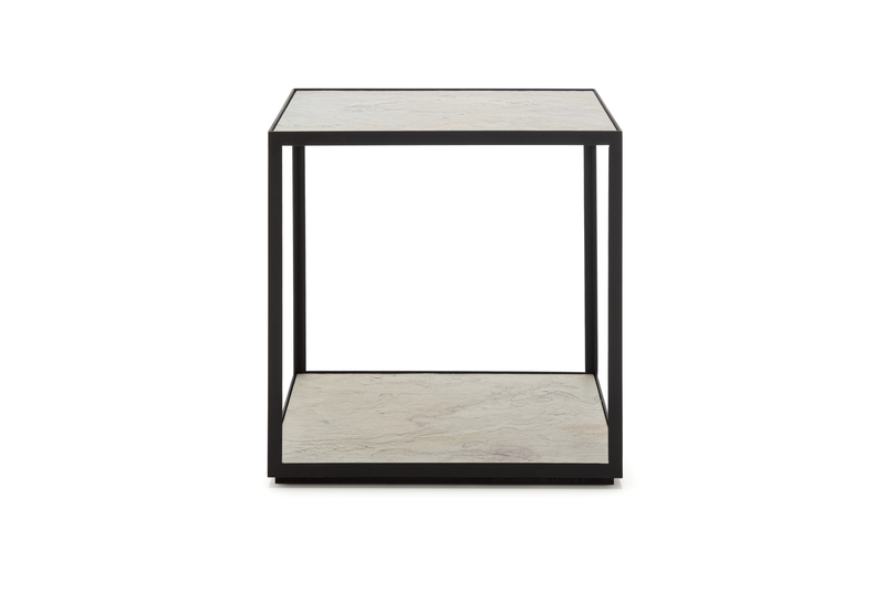 Eleganter Beistelltisch aus schwarzem Metall und heller Steinplatte, minimalistisch gestaltet