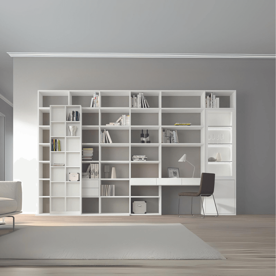 weißes Regal mit integriertem Arbeitsplatz im Wohnzimmer