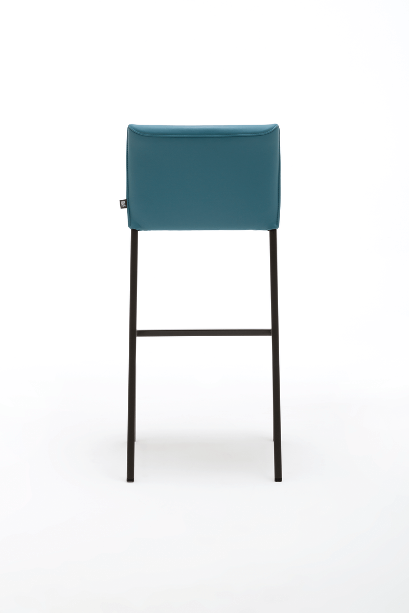 Rückansicht eines modernen Barhockers mit blauem Sitzpolster, schwarzem Metallgestell und schlichtem Design