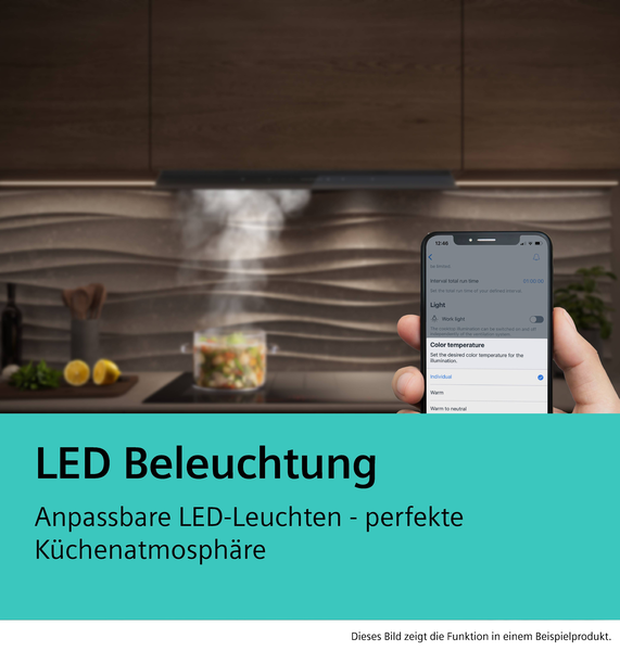 Eine Hand hält ein Smartphone mit der Home Connect App vor das Kochfeld, um die Farbtemperatur der LED-Beleuchtung der Dunstabzugshaube anzupassen.