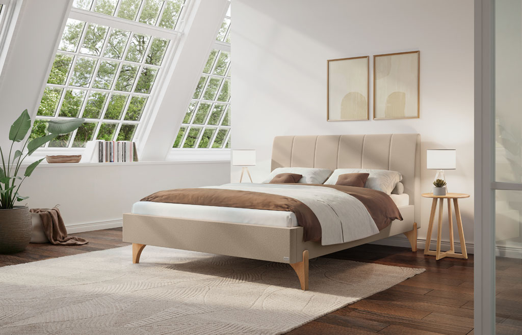 Sandfarbenes Polsterbett mit vertikal gestepptem Kopfteil und hellen Holzfüßen in einem modernen Schlafzimmer mit Dachschräge und großen Fenstern (KI-generiert)