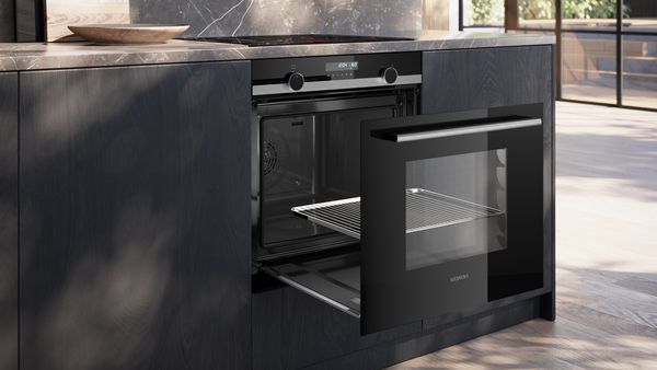 Einbau-Backofen Siemens HB578HBS7 mit geöffneter Tür in einer modernen Küchenumgebung.