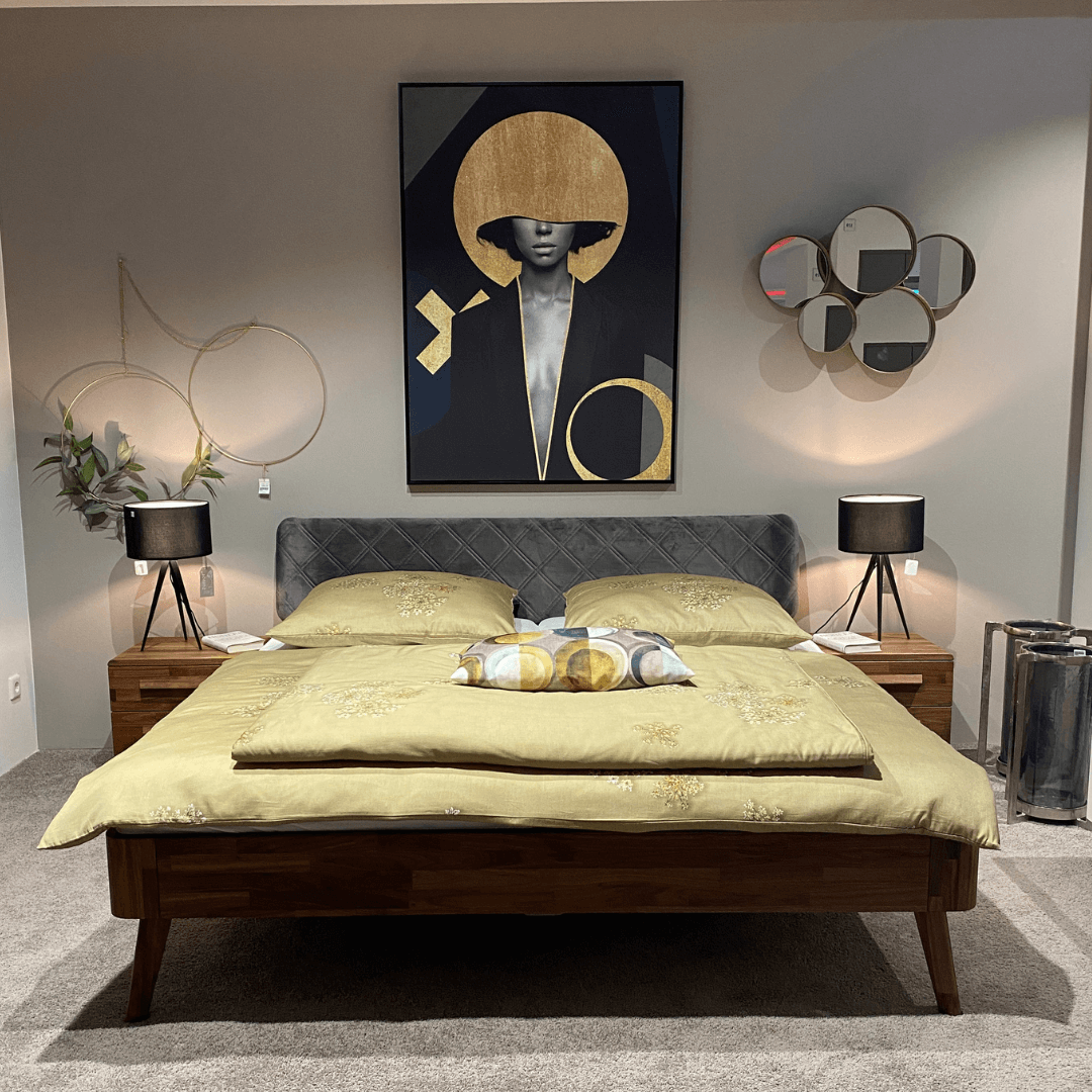 Zeitloses Schlafzimmer in den Farben Grau & dunkles Holz.