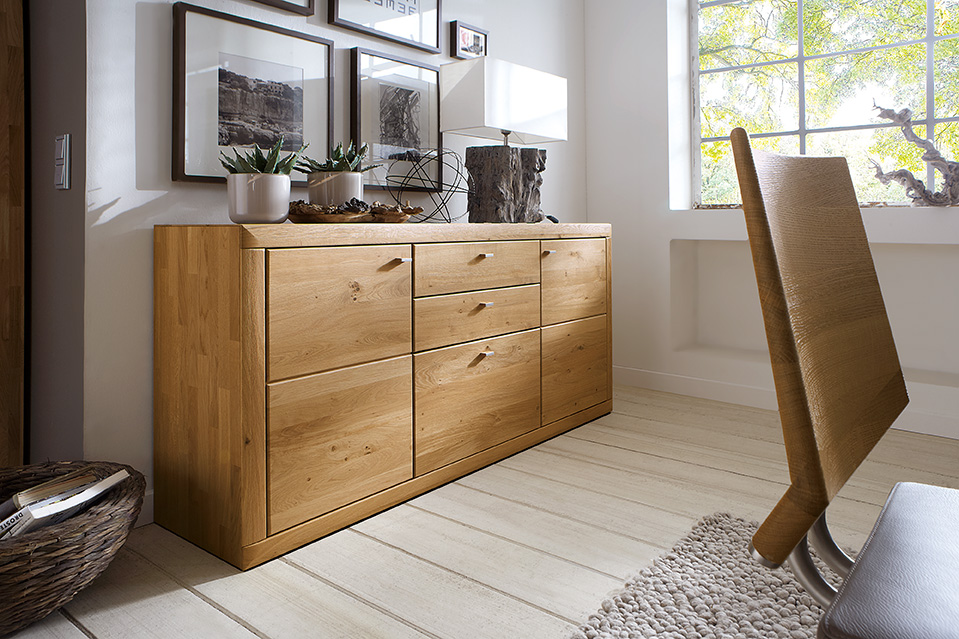 Wöstmann Aurum - Sideboard | Type 2450/2750/2050 | Wildeiche massiv | 3 Größen konfigurierbar Kompakte Eichenholz-Kommode im Wohnbereich mit Dekoration und moderner Einrichtung