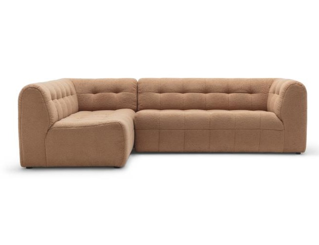 rotbraunes Ecksofa vor weißem Hintergrund