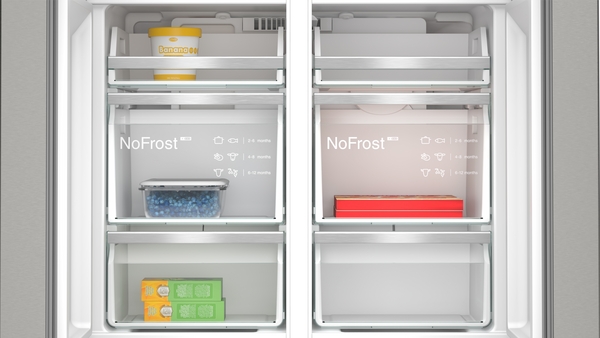 Innenraum eines Doppeltür-Kühlschranks mit NoFrost-Feature und mehreren Fächern für Lebensmittelaufbewahrung