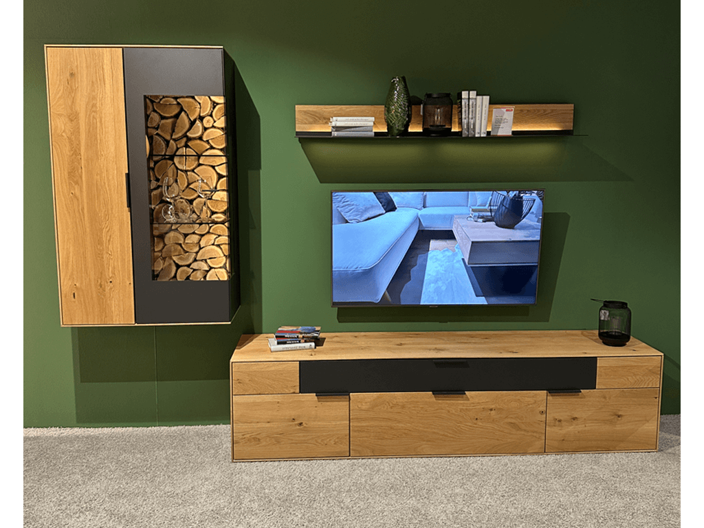 Wöstmann 2140 | Wohnwand Wohnzimmermöbel-Set mit Holzschrank, TV, Regal und minimalistischem Design auf grünem Hintergrund