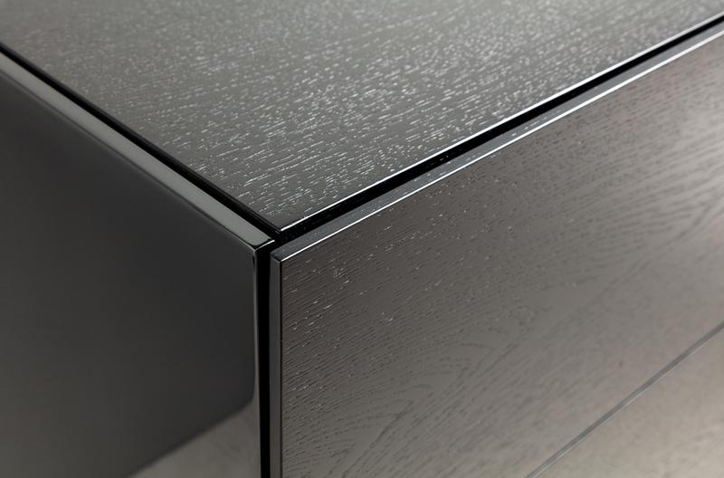 Nahaufnahme von einer schwarzen Holzkiste mit feiner Holzmaserung