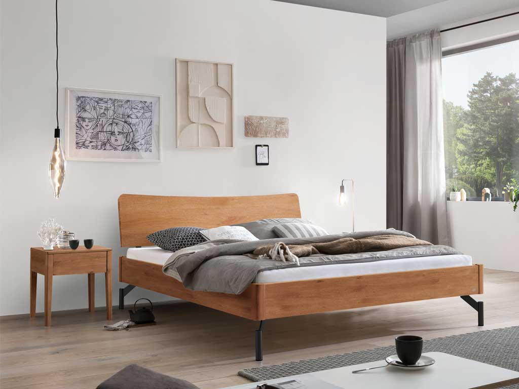 braunes Holzbett mit Nachtisch in modernem Schlafzimmer