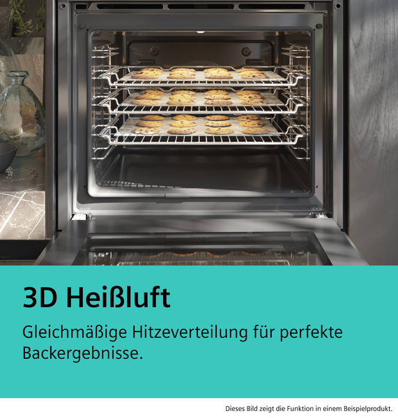 Blick in den Garraum des Backofens, in dem auf drei Ebenen Gebäck durch die 3D-Heißluft-Funktion gleichmäßig gebacken wird.