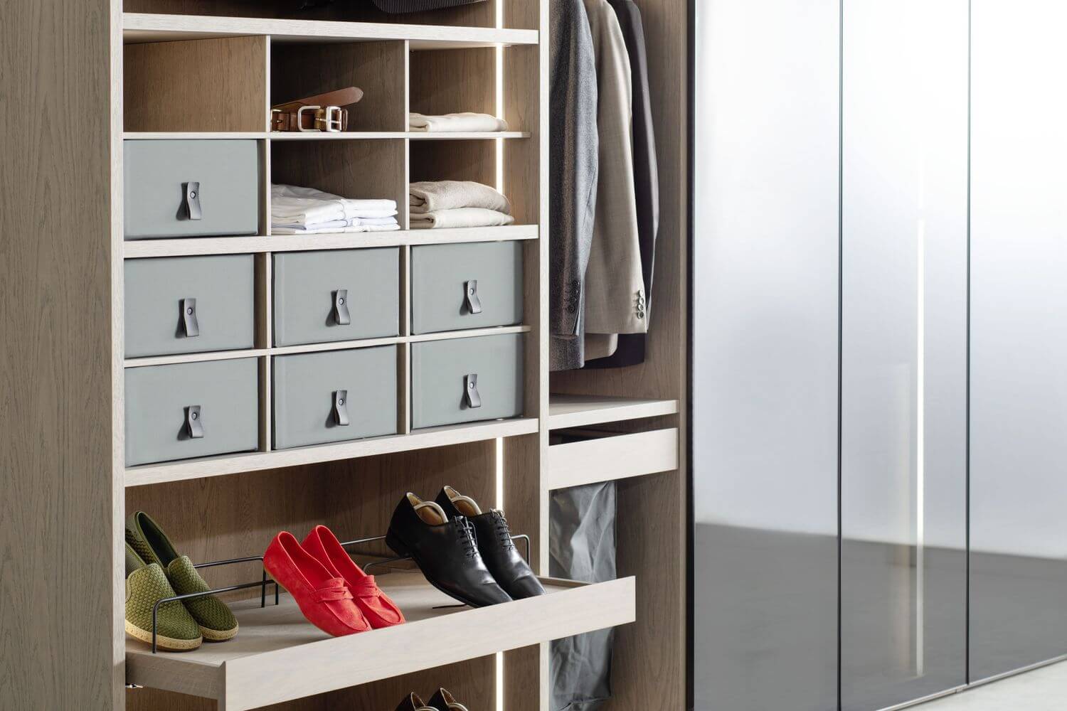 Offener Kleiderschrank mit Schuhauszug und Organisationsschubladen