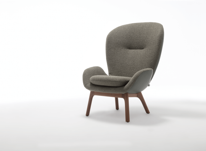 grauer Sessel mit dunklem Holz Fußgestell