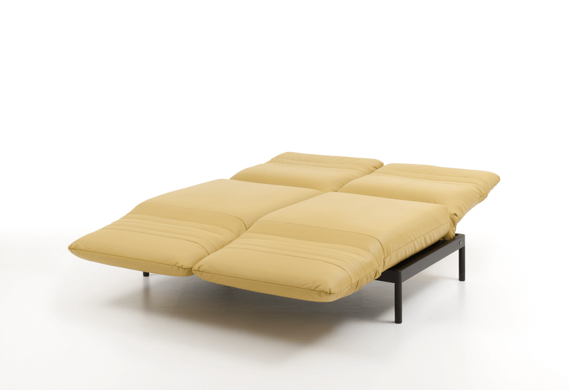 Gelbes Schlafsofa auf Metallgestell, flach ausgeklappt für bequemen Schlaf