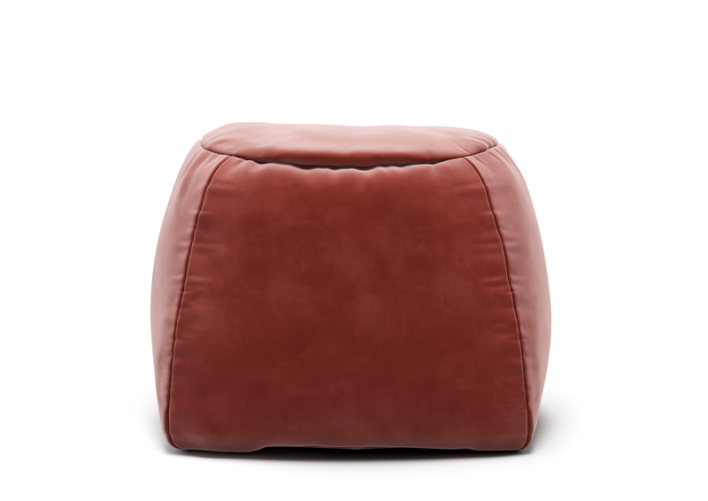 freistil Rolf Benz 173 - Pouf rund | Ø 55 cm | leger gepolstert | alle Ausführungen konfigurierbar Roter Samt-Pouf in quadratischer Form vor weißem Hintergrund