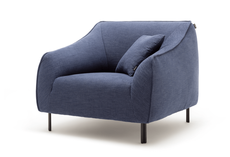 Blauer moderner Sessel mit einem passenden Kissen, ideal für stilvolle Wohnzimmer