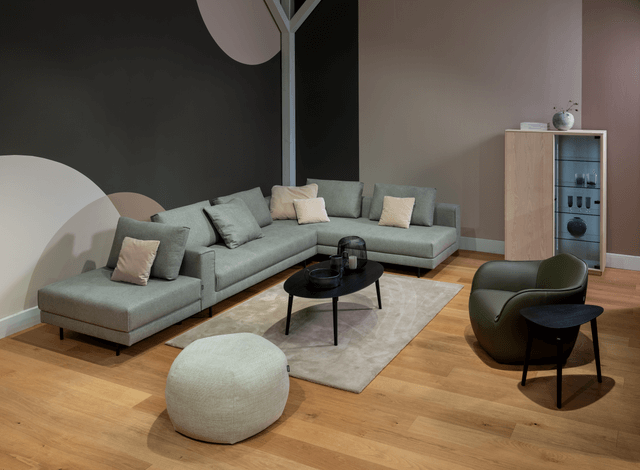 graue Sofakombination mit Sessel und Hocker creation by Rolf Benz