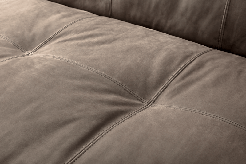 Couchpolsterung mit absichtlicher Steppdeckentechnik im Polster