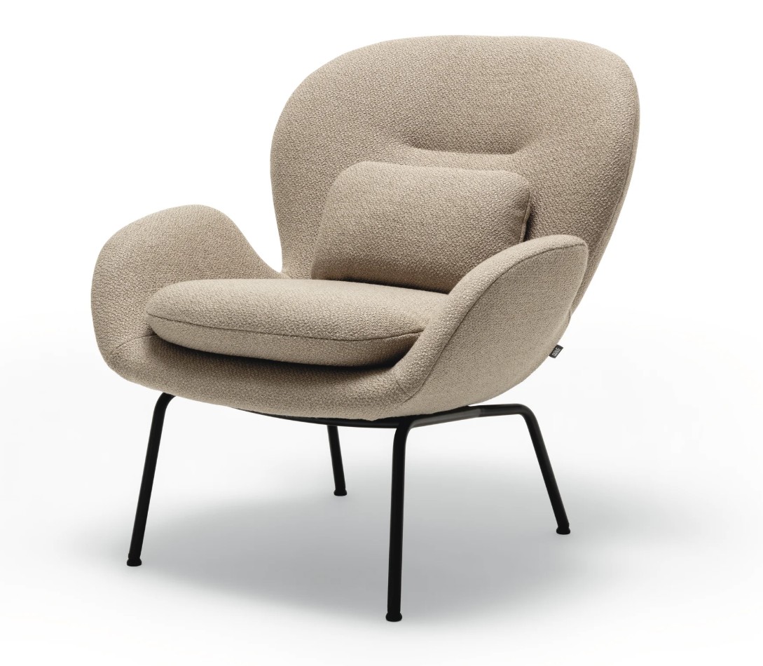 markant gepolsterter Designersessel in grau mit Kissen mit schwarzem Gestell vor weißem Hintergrund