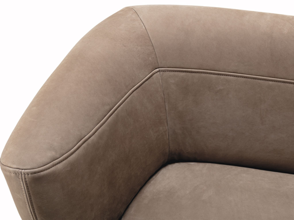Detailaufnahme eines beigen Designersofas vor weißem Hintergrund