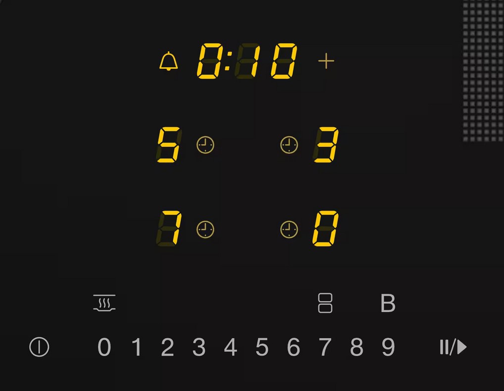 Nahaufnahme des digitalen Displays eines Miele KM 7466 FR Kochfeldes, das gelbe Ziffern und Symbole auf schwarzem Hintergrund zeigt, darunter eine Zeitangabe "0:10" und verschiedene Kochzonen-Einstellungen.