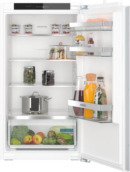 Siemens - iQ300 Einbau-Kühlschrank (102.5x56 cm) | Flachscharnier | KI31R2FE0 Offener Kühlschrank von Siemens, gefüllt mit Getränken, Gemüse und anderen Lebensmitteln