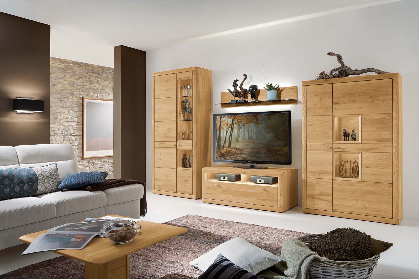 Helles Wohnzimmer mit beiger Couch, Holzmöbeln und Dekoration in einem modernen Stil eingerichtet