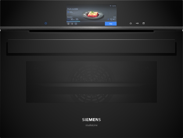 Siemens studioLine - Einbau-Kompaktdampfbackofen iQ700 (60x45 cm) INKL. 5 JAHRE GARANTIE | CS958GCB1 Moderner Siemens studioLine Backofen mit integriertem Display, das ein Frucht-Crumble-Gericht anzeigt