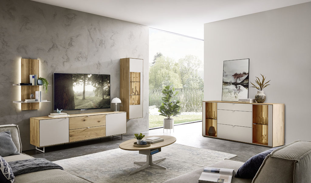 moderne braun-weiße Wohnwand mit Hängevitrine, Lowboard und Hängepaneel und Sideboard stilvoll dekoriert mit Beleuchtung in einem modernen  Wohnzimmer